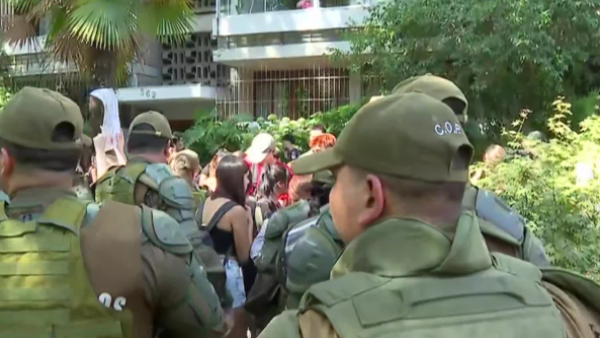 Estudiantes protagonizan protesta en colegio de Ñuñoa donde llegará el Presidente Kast
