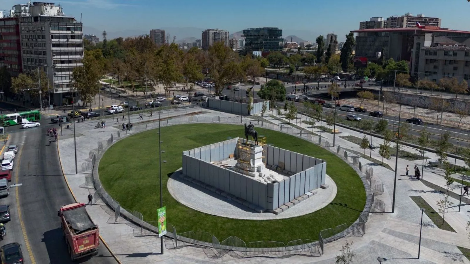 Muro de casi tres metros resguarda estatua de Baquedano mientras finalizan la restauración