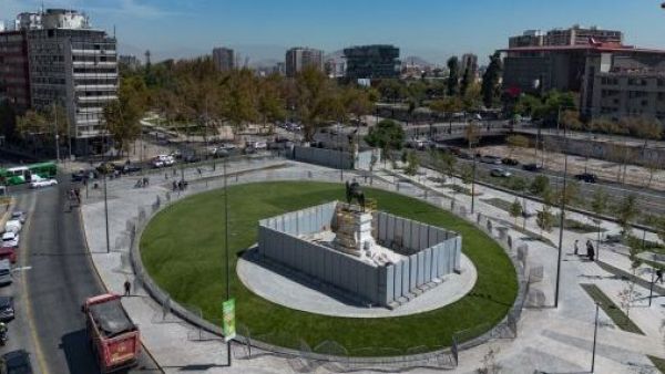 <p>Muro de casi tres metros resguarda estatua de Baquedano mientras finalizan la restauración</p>Muro de casi tres metros resguarda estatua de Baquedano mientras finalizan la restauración
