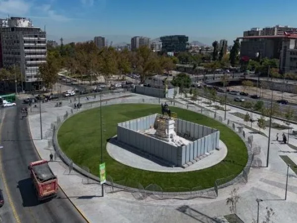 Muro de casi tres metros resguarda estatua de Baquedano mientras finalizan la restauración