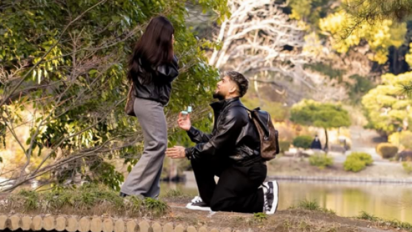 "Entendí que el amor verdadero todavía existe": Reconocido artista urbano sorprende al proponer matrimonio a su pareja en Japón

