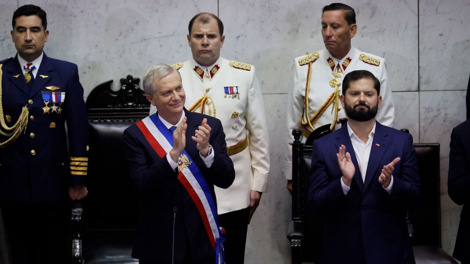 "Lo valoro...": Presidente Kast se refiere a la carta entregada por Boric durante cambio de mando
