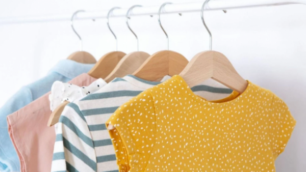 Por cierre: Tienda de ropa remata sus prendas por $4.990 el kilo
