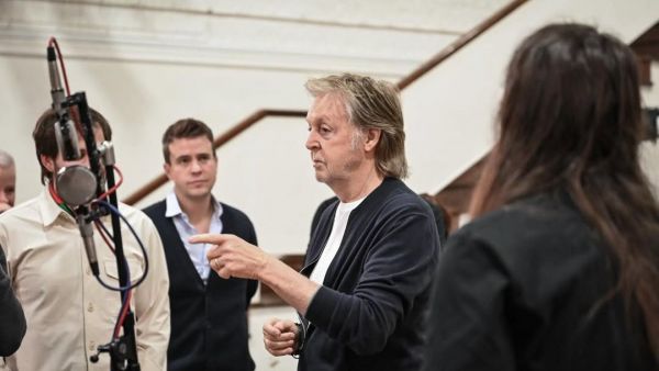 Paul McCartney sorprende a banda venezolana que grababa en Abbey Road Studios
