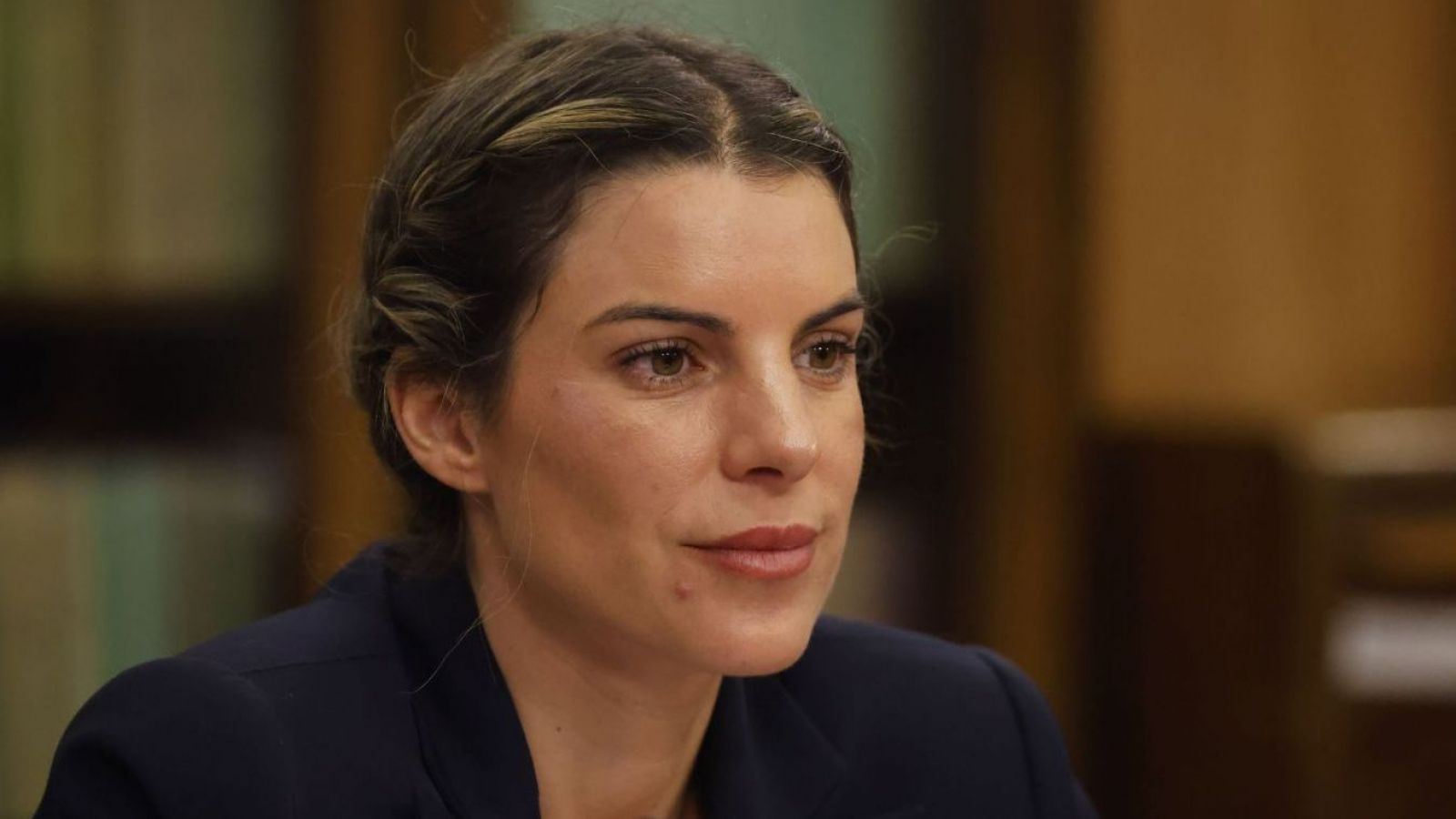 Maite Orsini deja Chile y parte a vivir a París: fue despedida por una especial persona en el aeropuerto