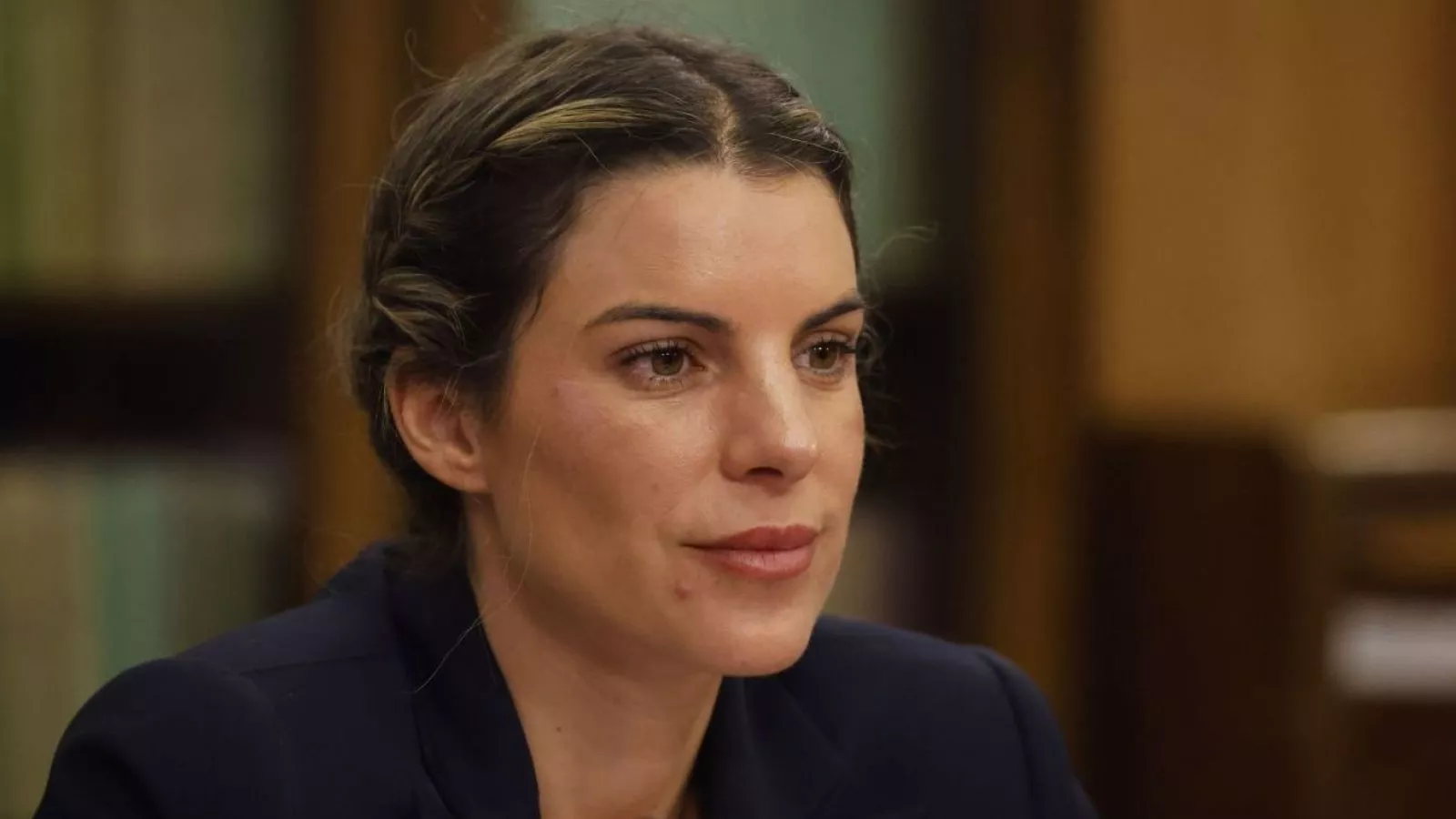 Maite Orsini deja Chile y parte a vivir a París: fue despedida por una especial persona en el aeropuerto