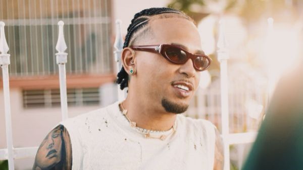 Lo lanzó en versión "old school" y también unplugged: Ozuna presenta su nuevo hit “Una Aventura”
