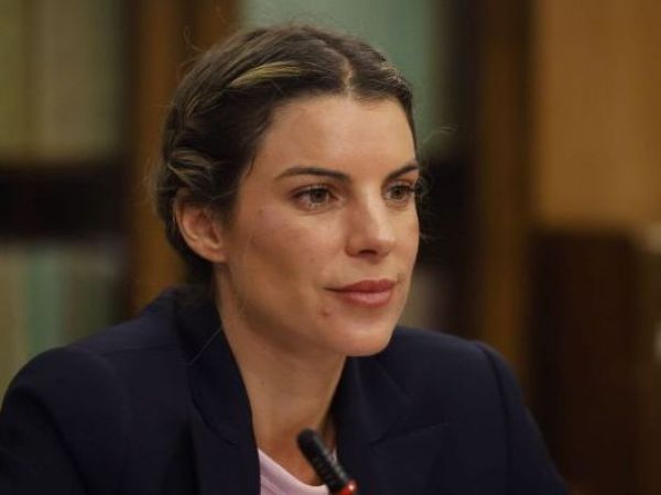 Maite Orsini deja Chile y parte a vivir a París: fue despedida por una especial persona en el aeropuerto