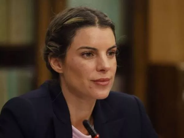 Maite Orsini deja Chile y parte a vivir a París: fue despedida por una especial persona en el aeropuerto