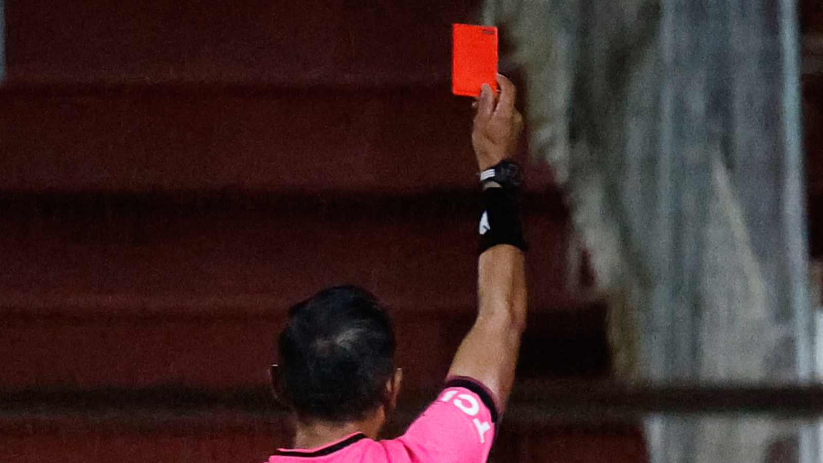 Curiosa expulsión en el fútbol chileno: DT vio la roja por sus declaraciones en el entretiempo
