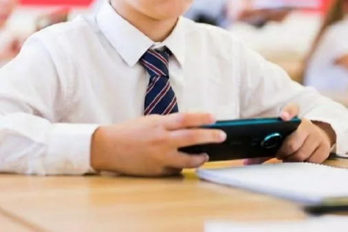 Tras prohibición de celulares: Profesora revela la antigua técnica que regresó a las salas de clases
