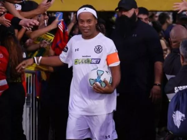 Ronaldinho Gaúcho en el Estadio Nacional para el pasado Duelo de Leyendas 2024.
