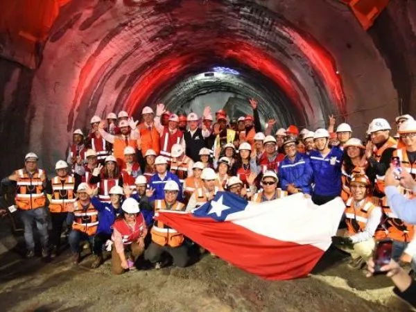 Línea 7 da un paso clave en Santiago: unen dos tramos del túnel en Puente Cal y Canto