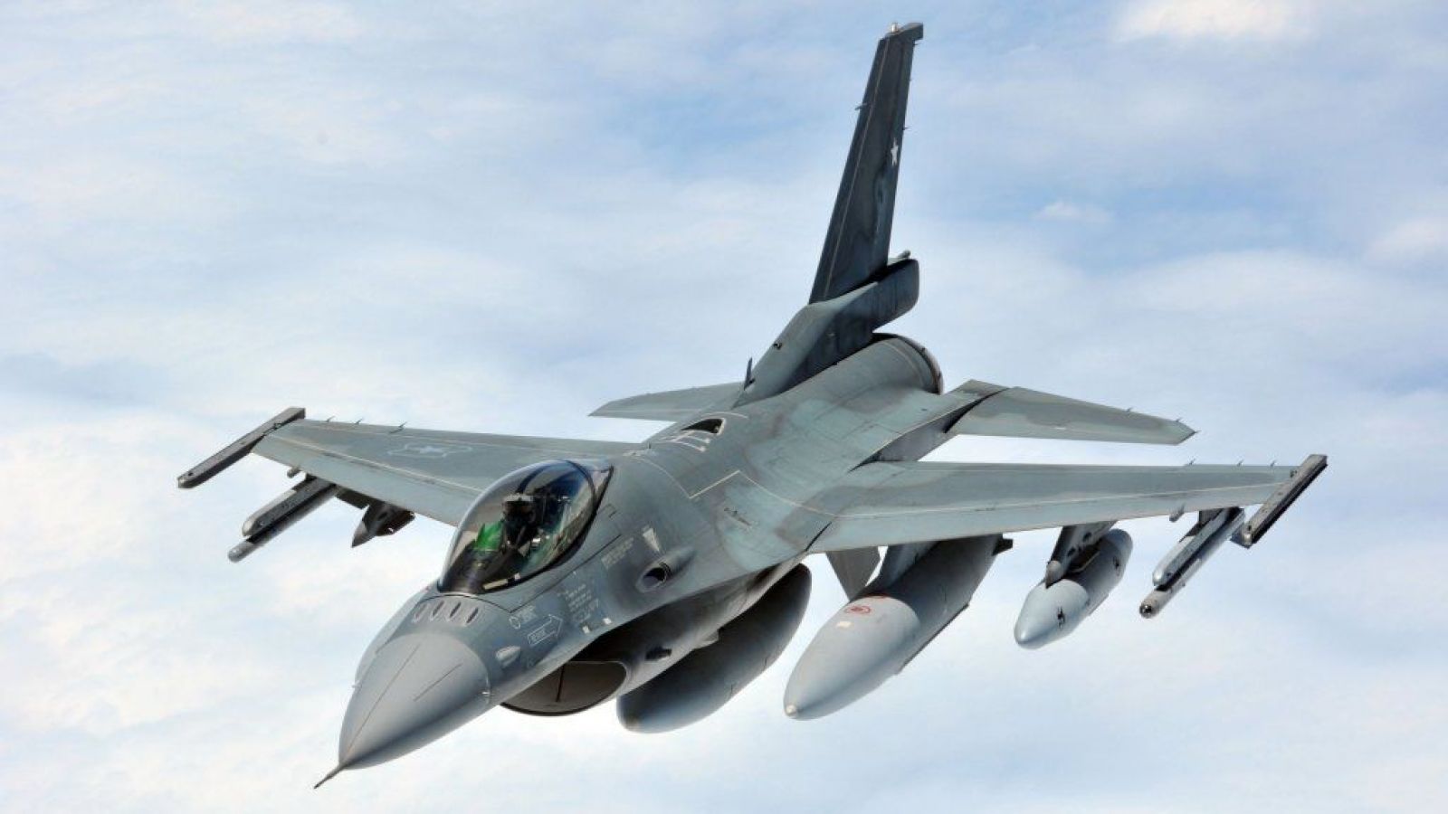 FACH anuncia los horarios de sobrevuelo de hoy de los F-16 por Santiago y regiones
