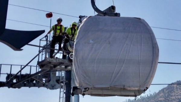 Instalan primera cabina en Teleférico Bicentenario que conectará Huechuraba con Providencia
