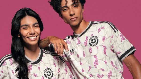 Presentan la nueva camiseta suplente de la Roja que se inspira en el Desierto florido
