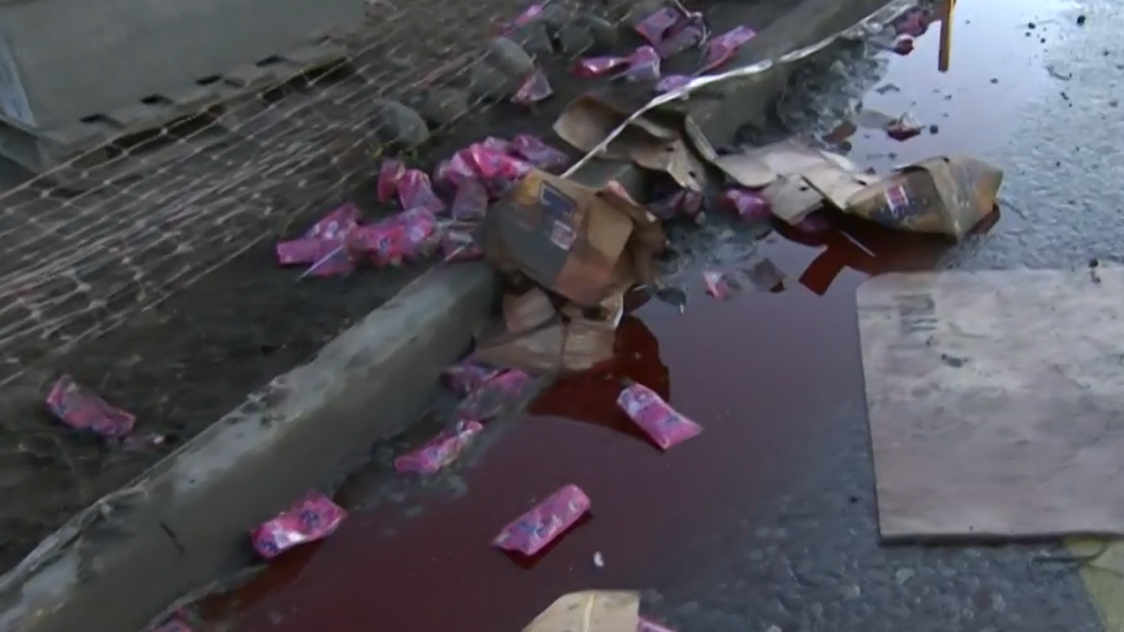 <p>Cientos de jugos desparramados tras desplome de carga de camión en Maipú </p>
