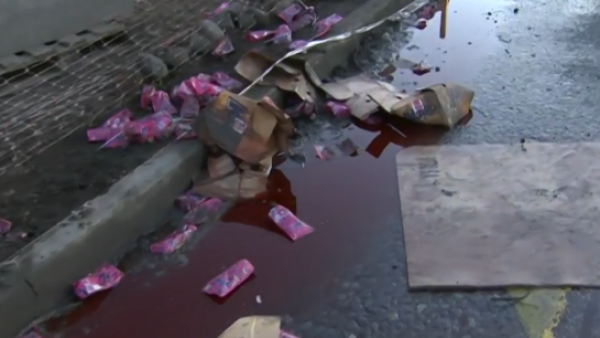 <p>Cientos de jugos desparramados tras desplome de carga de camión en Maipú </p>Pobre Eugenio Frambuesa: Cientos de jugos desparramados tras desplome de carga de camión en Maipú
