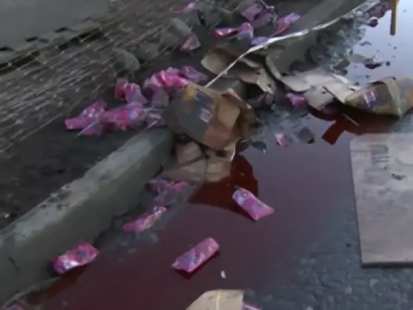 Cientos de jugos desparramados tras desplome de carga de camión en Maipú