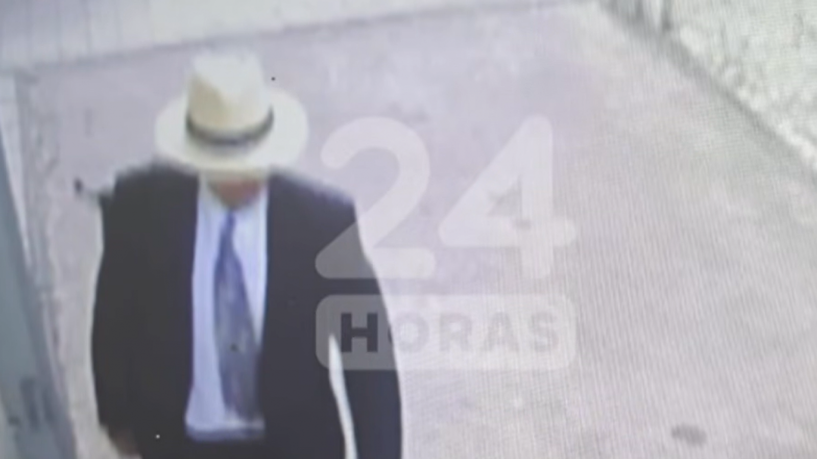 De traje, con corbata y sombrero: El registro del solitario delincuente en asalto al BancoEstado de Providencia
