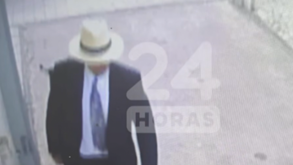De traje, con corbata y sombrero: El registro del solitario delincuente en asalto al BancoEstado de Providencia
