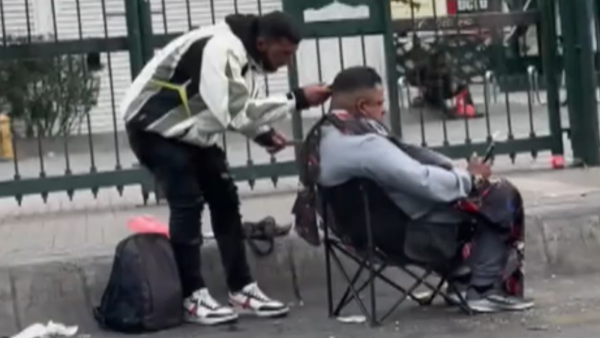 <p>Corte de pelo en Estación Central </p>Sin comentarios: Peluquería "al paso" en plena pista de buses en Estación Central
