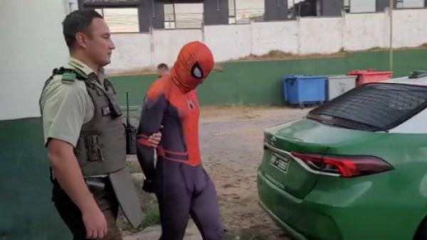 <p>Detienen en Valparaíso al "Hombre Araña": Estaba prófugo por amenazas</p>Detienen en Valparaíso al "Hombre Araña": Estaba prófugo por amenazas
