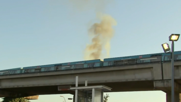 Humo en vagón provoca evacuación de pasajeros desde Línea 5 del Metro de Santiago
