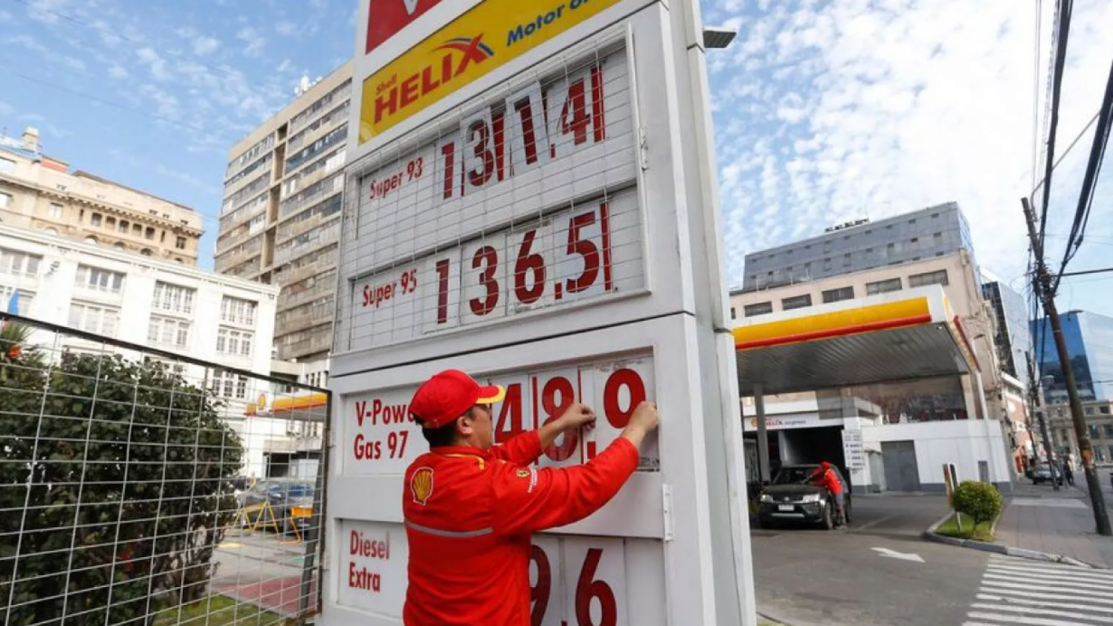 <p>¿Cuánto costará llenar el estanque?: Revisa el precio de las bencinas y diésel tras histórica alza</p>
