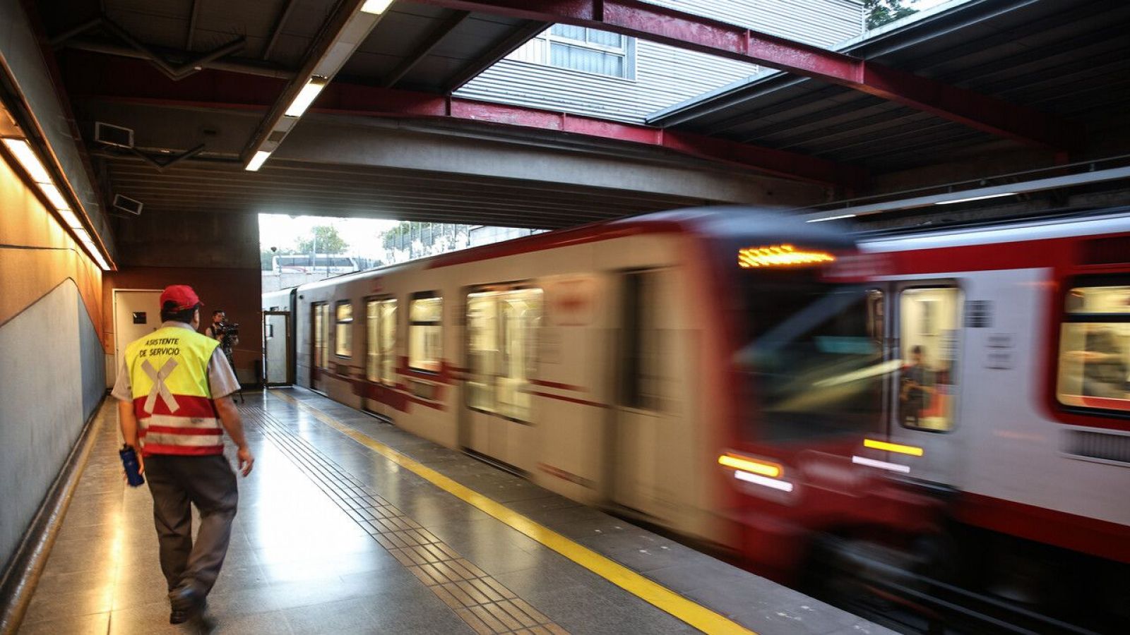 "Distractor y molesto" y "Me gusta": El debate que dejó en redes el cambio en el Metro de Santiago
