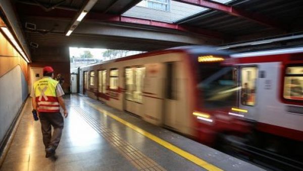 "Distractor y molesto" y "Me gusta": El debate que dejó en redes el cambio en el Metro de Santiago
