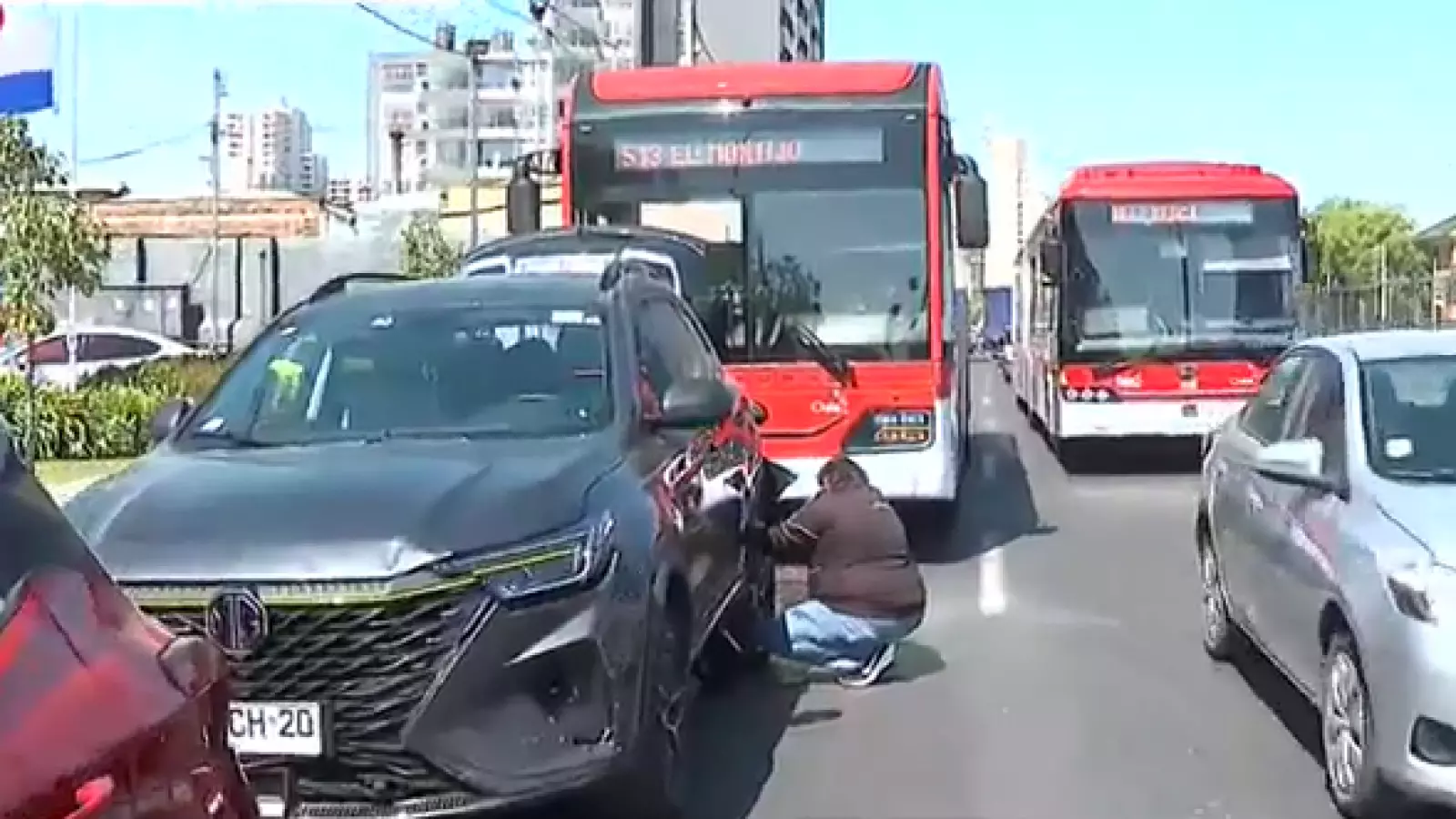 Micro impactó fila de autos en bencinera y desató choque múltiple en Quinta Normal