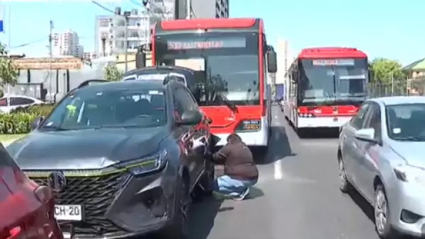 Micro impactó fila de autos en bencinera y desató choque múltiple en Quinta Normal