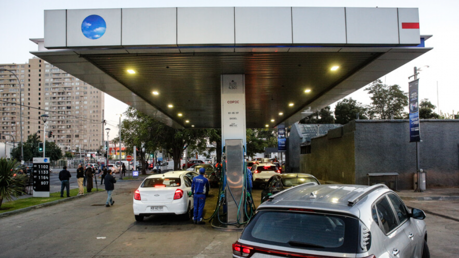 Alza de bencina: Los diez autos usados más económicos y rendidores en Chile
