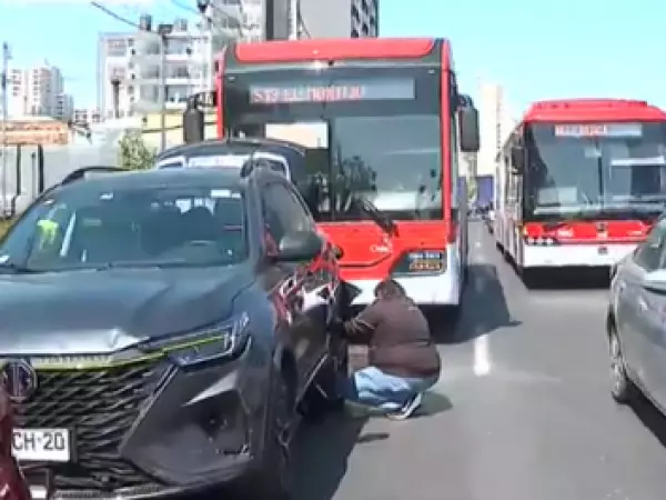 Micro impactó fila de autos en bencinera y desató choque múltiple en Quinta Normal