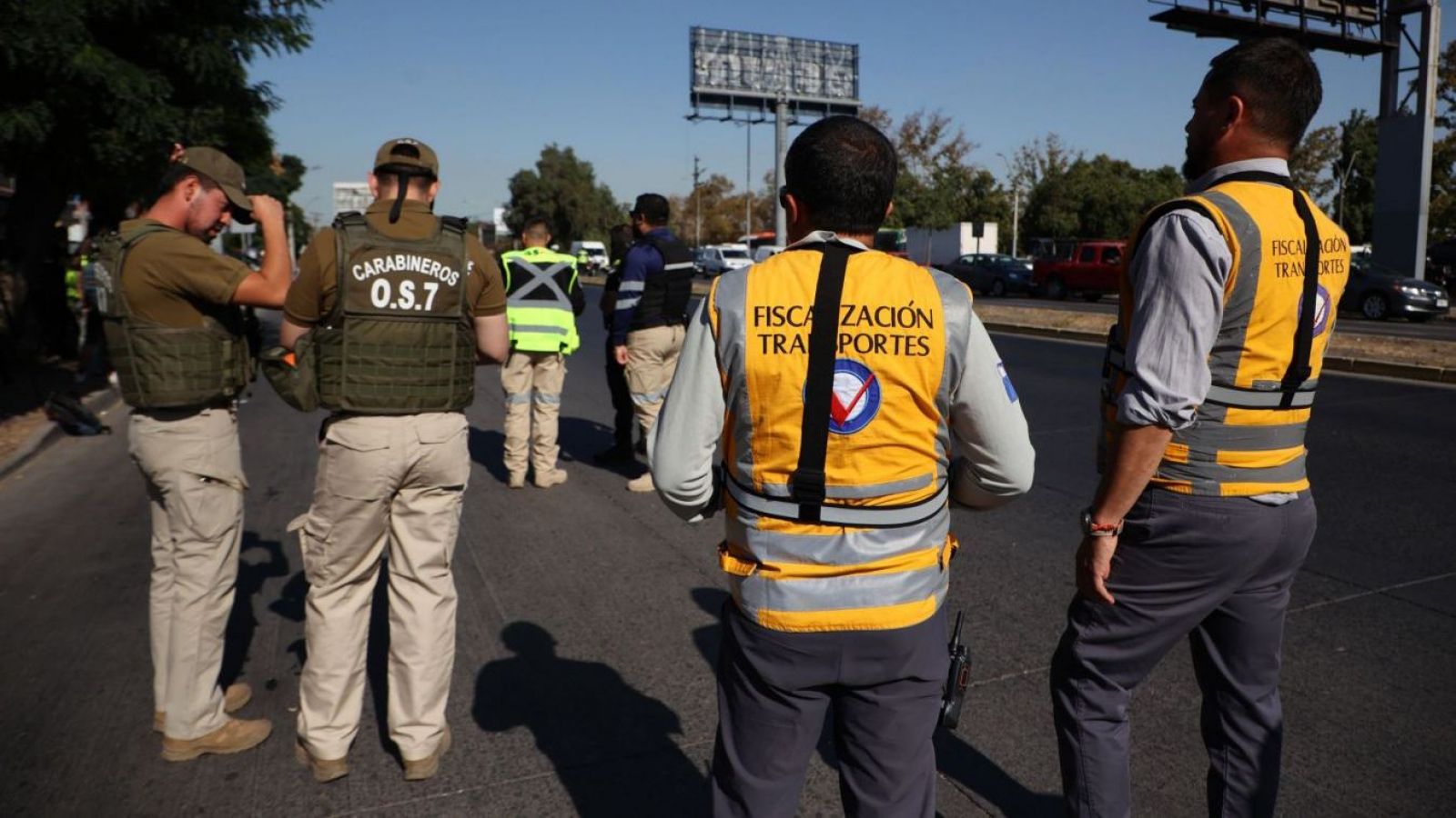 <p>Mujer atropella a carabinero y usa a su hijo como escudo humano en la huida</p>
