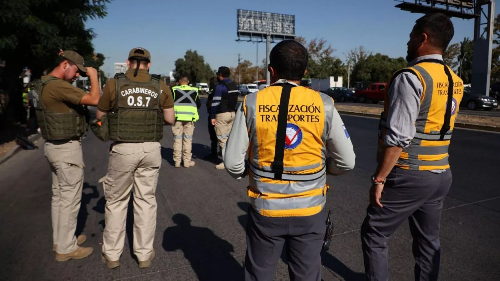 Mujer atropella a carabinero y usa a su hijo como escudo humano en la huida