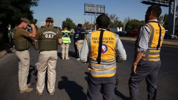 <p>Mujer atropella a carabinero y usa a su hijo como escudo humano en la huida</p>Mujer atropella a carabinero y usa a su hijo como escudo humano en la huida
