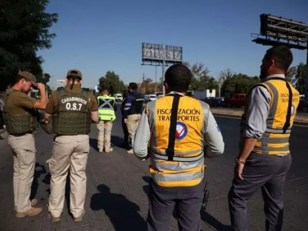 Mujer atropella a carabinero y usa a su hijo como escudo humano en la huida