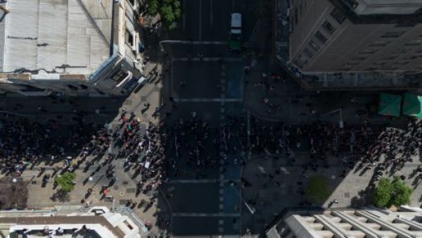 Metro de Santiago informa del cierre de estaciones de Línea 1 por marcha estudiantil
