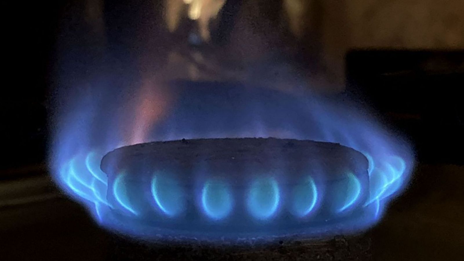 <p>Siguen las alzas: Abastible anuncia ajuste en precio del gas en torno al 10%</p>

