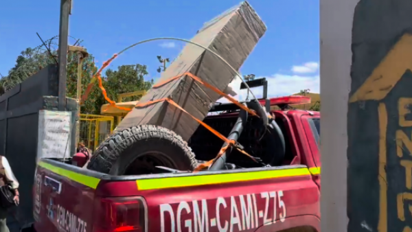 <p>Instalan primer pórtico detector de metales en colegio de Calama tras tragedia</p>Brutal ataque a inspectora: colegio de Calama instala primer pórtico detector de metales tras tragedia
