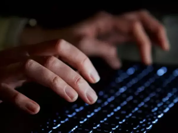 Acusan a un hombre de drogar y prostituir a su esposa en Suecia