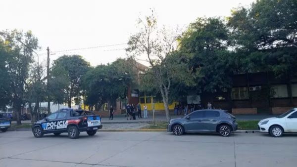 A solo días del ataque en Calama: alumno entró armado a colegio en Argentina y mató a un compañero
