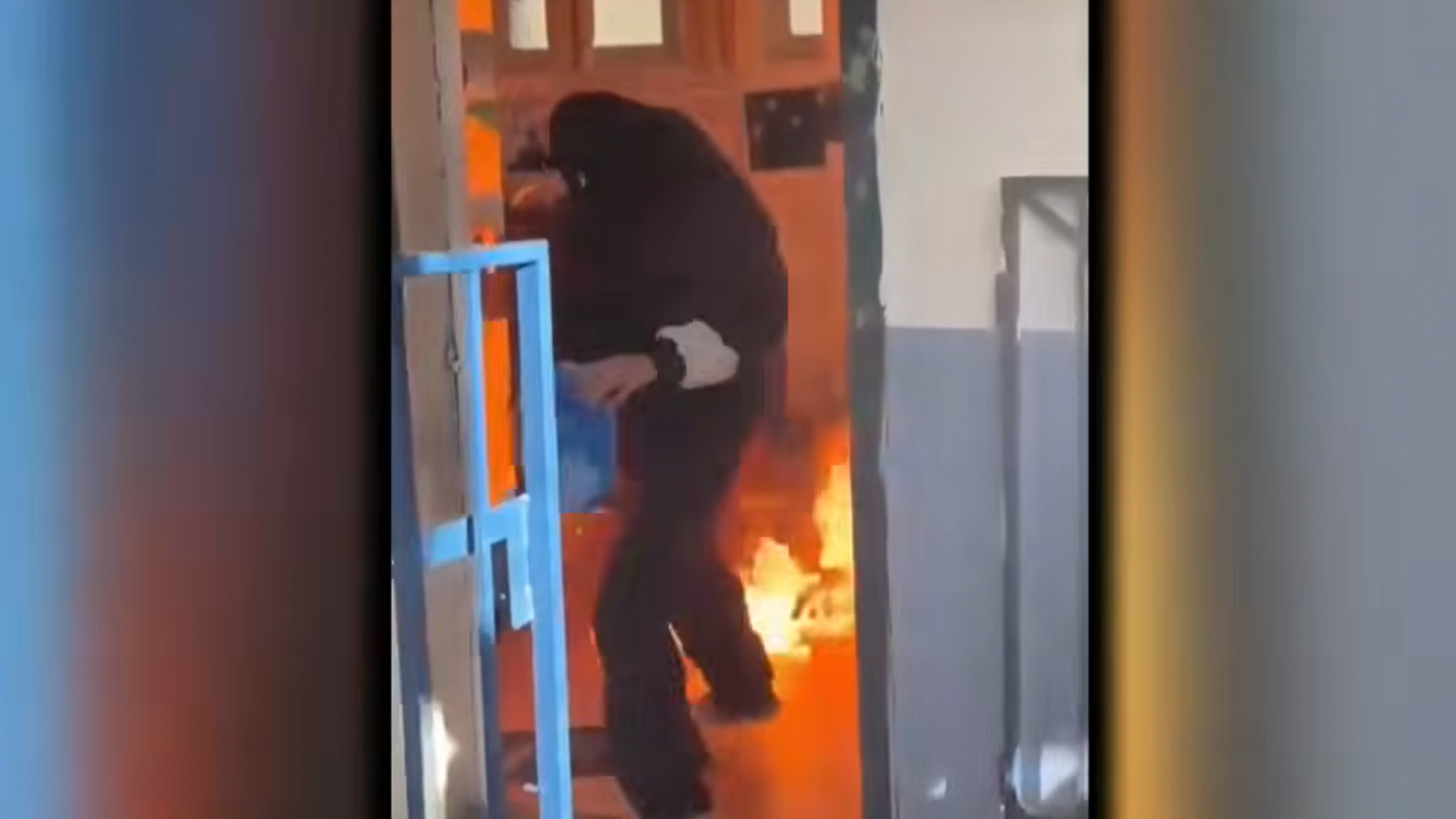 <p>Los registros de los encapuchados quemando inspectoría en Liceo Lastarria </p>
