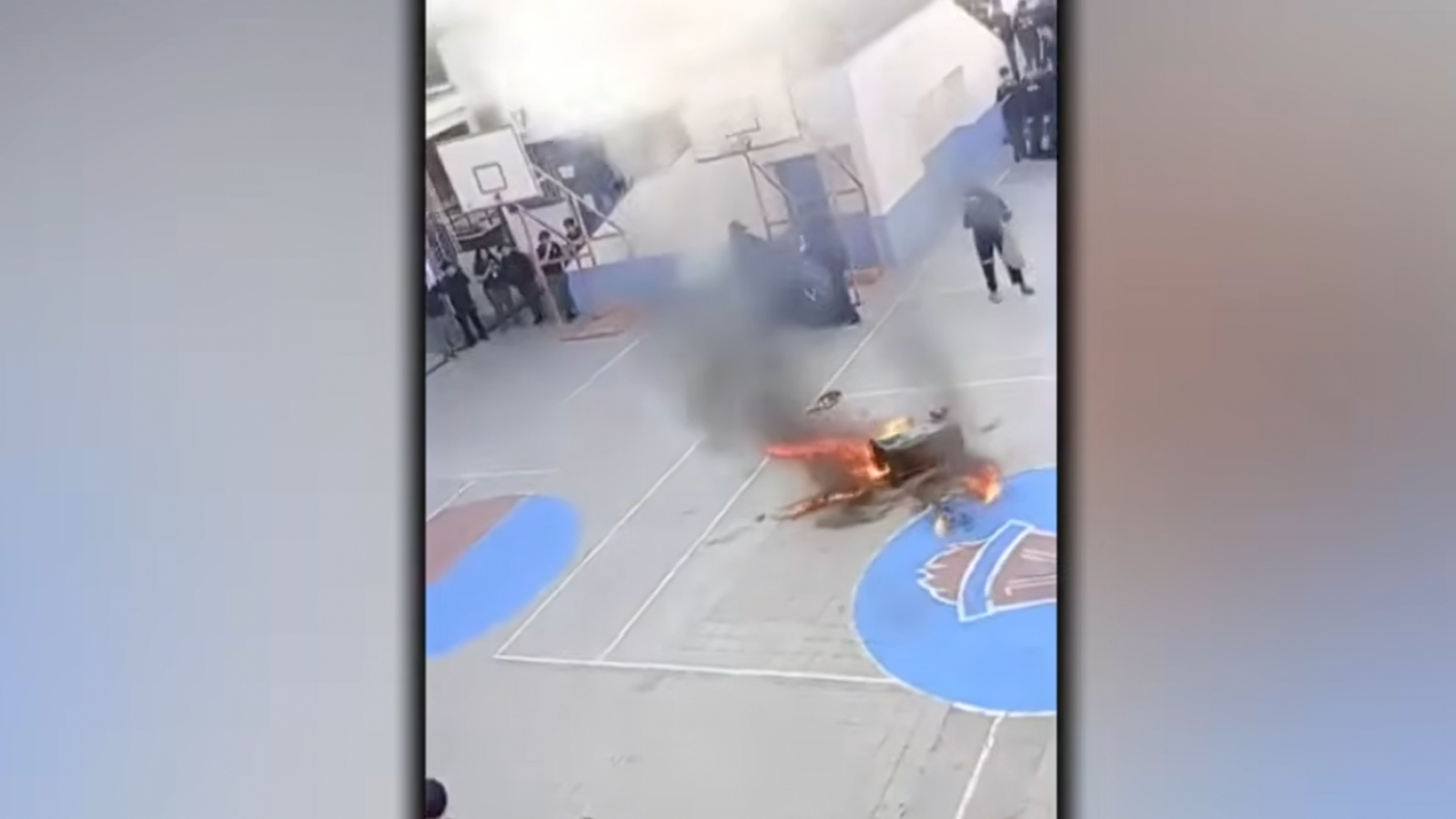 Alumno lanza bomba molotov y genera incendio en Liceo Lastarria en Providencia
