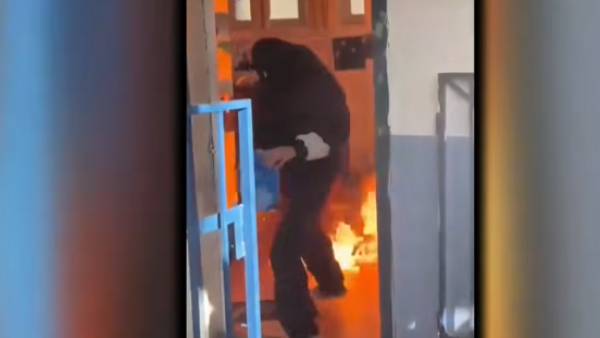 <p>Los registros de los encapuchados quemando inspectoría en Liceo Lastarria </p>Los registros de los encapuchados quemando inspectoría en Liceo Lastarria

