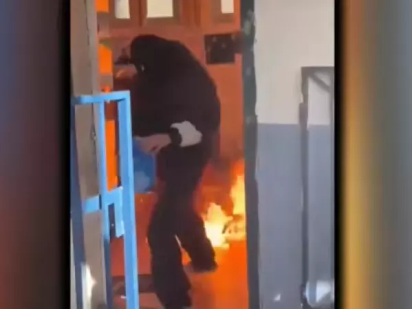 Los registros de los encapuchados quemando inspectoría en Liceo Lastarria