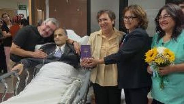 <p>Era su último deseo: paciente con cáncer contrae matrimonio en hospital de Los Ángeles</p>Era su último deseo: paciente con cáncer contrae matrimonio en hospital de Los Ángeles
