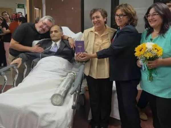 Era su último deseo: paciente con cáncer contrae matrimonio en hospital de Los Ángeles